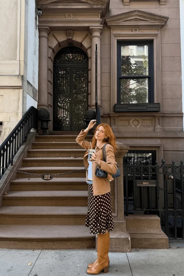 Tenue chic blazer camel, chemise blanche et jupe midi à pois chocolat avec bottes