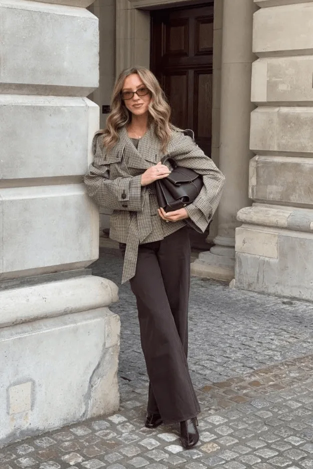 Tenue de bureau automne blazer à carreaux vichy beige avec pantalon large noir et chaussures noires