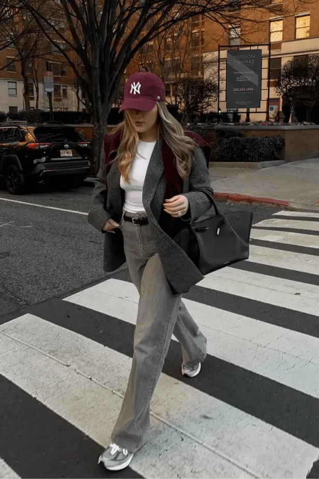 Tenue de bureau automne blazer anthracite avec tee blanc, jean gris et casquette bordeaux