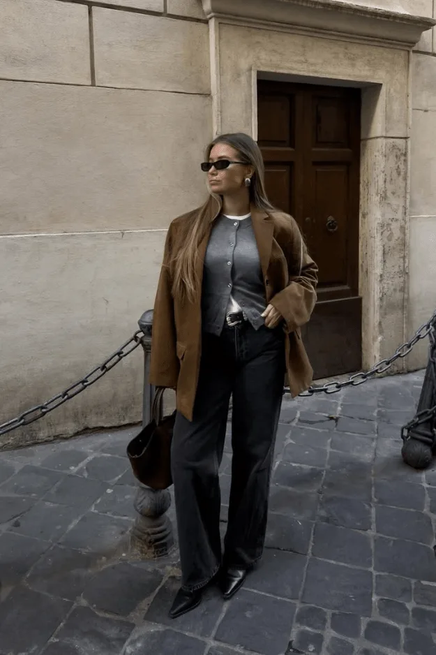 Tenue de bureau automne blazer camel avec cardigan gris, jean noir et mocassins noirs