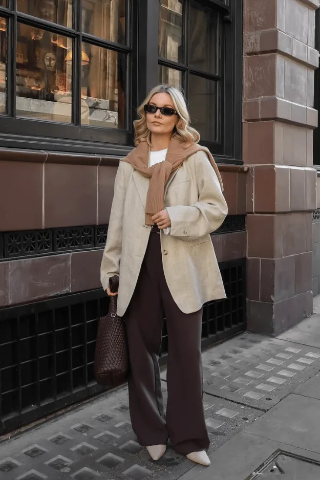 Tenue de bureau automne blazer crème oversize avec écharpe marron, tee blanc et pantalon bordeaux