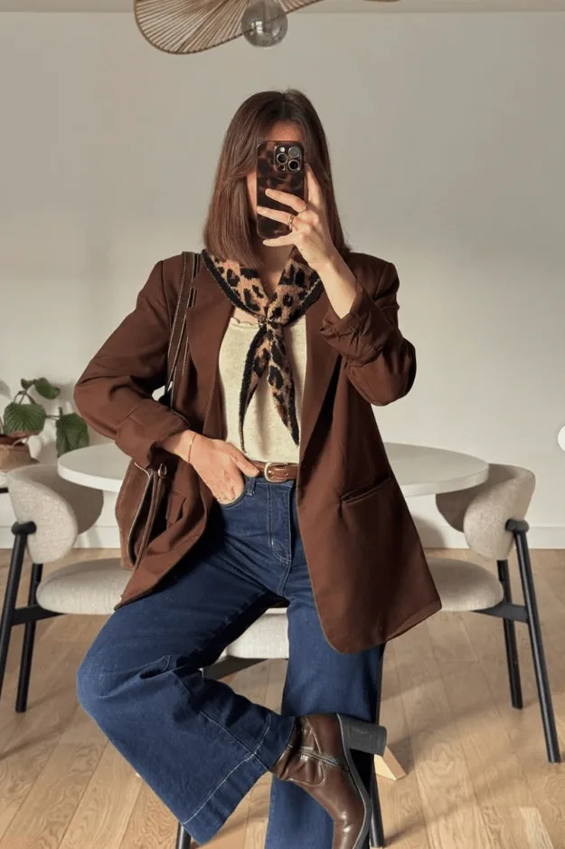 Tenue de bureau automne blazer marron et pull crème avec foulard léopard et jean bleu