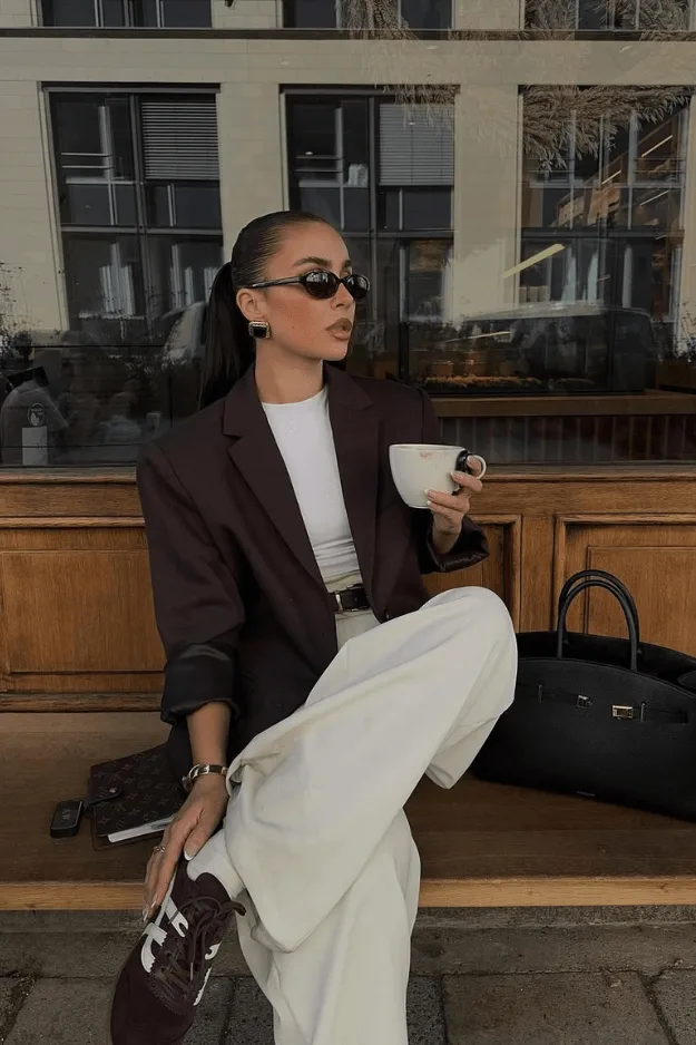 Tenue de bureau automne blazer noir avec tee blanc et pantalon large crème et mocassins
