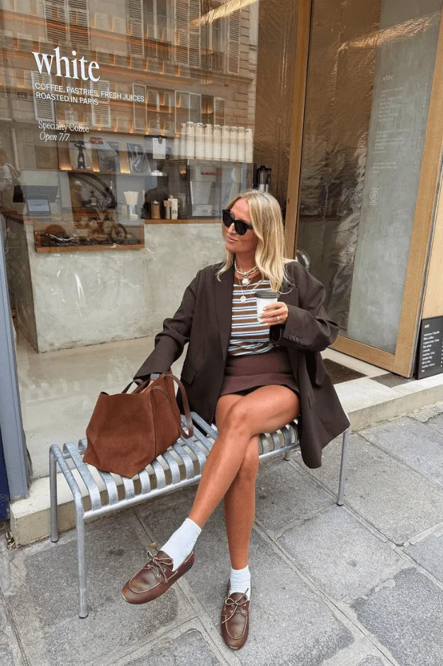 Tenue de bureau automne blazer noir oversize avec chemise rayée et mini-jupe bordeaux