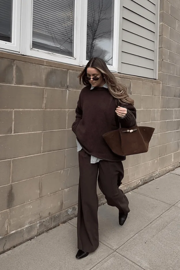 Tenue de bureau automne maille chocolat avec chemise rayée et pantalon marron ton sur ton