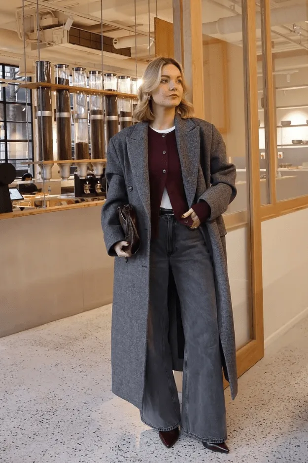 Tenue de bureau automne manteau en laine gris avec cardigan bordeaux, chemise blanche et pantalon large noir