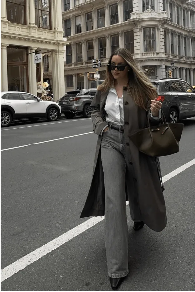 Tenue de bureau automne trench long foncé avec jean gris, tee blanc et grand cabas olive
