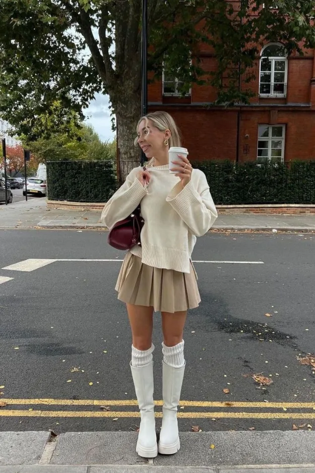 Tenue de rentrée jupe plissée beige avec chaussettes hautes blanches et bottines