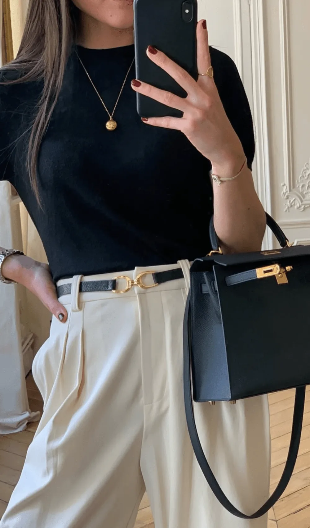 Tenue élégante sans logos apparents