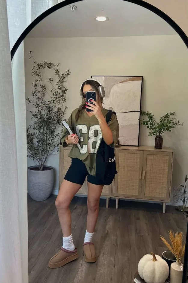 Tenue maillot de sport rétro numéroté avec short noir et casquette rentrée