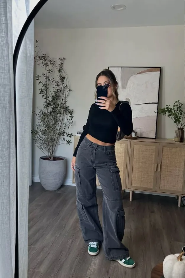 Tenue pantalon cargo gris avec crop top noir décontracté pour la rentrée
