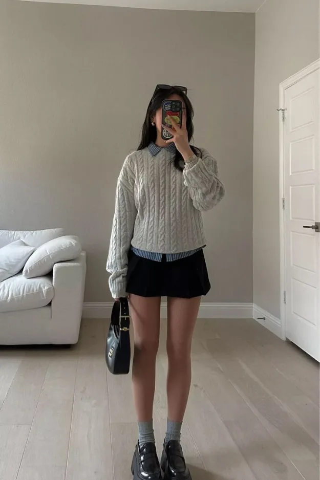 Tenue pull en maille torsadée blanche avec short noir et bottines rentrée