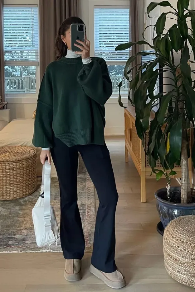 Tenue pull vert forêt oversize avec pantalon flare noir et sac blanc rentrée