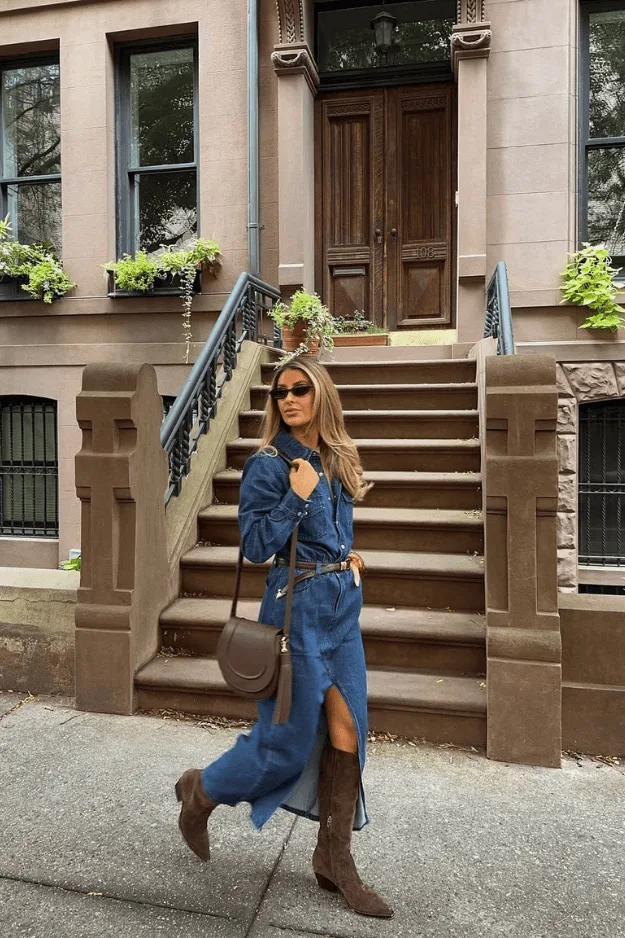 Tenue robe-chemise en jean portée longue avec bottes en daim marron et lunettes