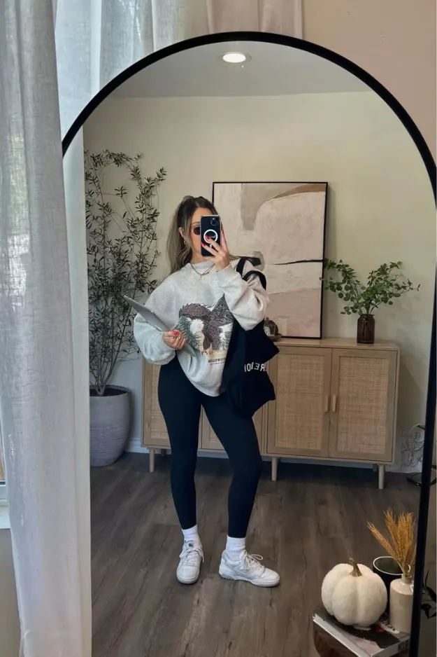 Tenue sweat gris graphique avec legging noir et baskets blanches rentrée