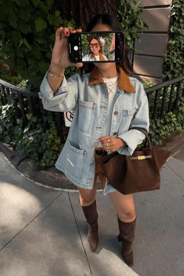 Tenue veste en jean clair à col en velours côtelé avec bottes en daim marron