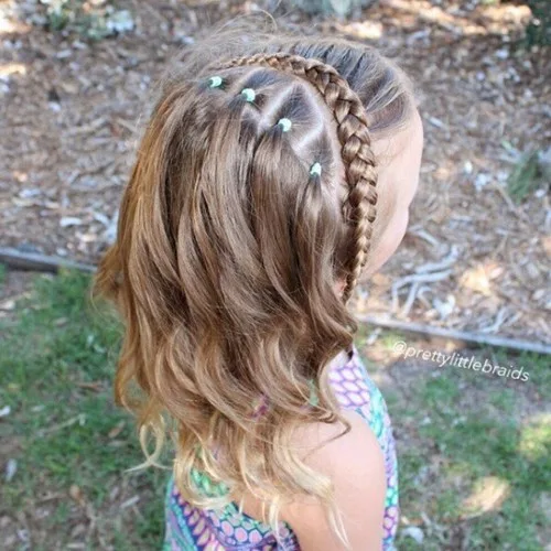 Tresse fine formant un serre-tête sur cheveux mi-longs pour la rentrée