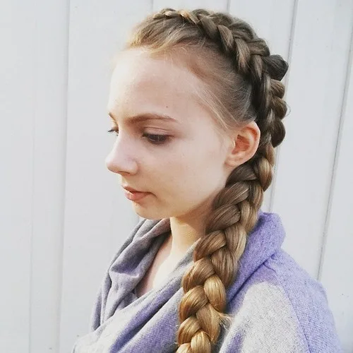 Tresse hollandaise latérale épaisse ramenée sur l'épaule sur cheveux longs