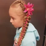 Tresse latérale à quatre brins ornée d'une fleur et d'un ruban sur cheveux longs