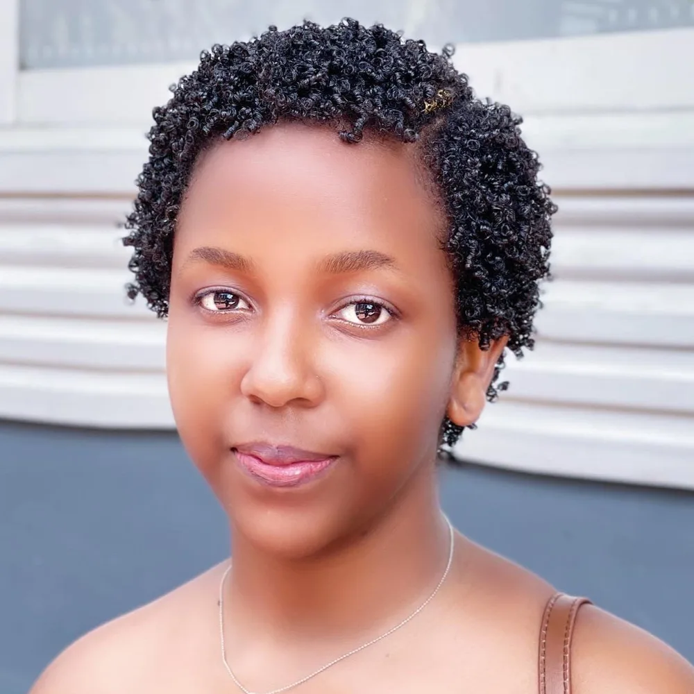 Twist out court aux boucles définies sur cheveux afro naturels foncés
