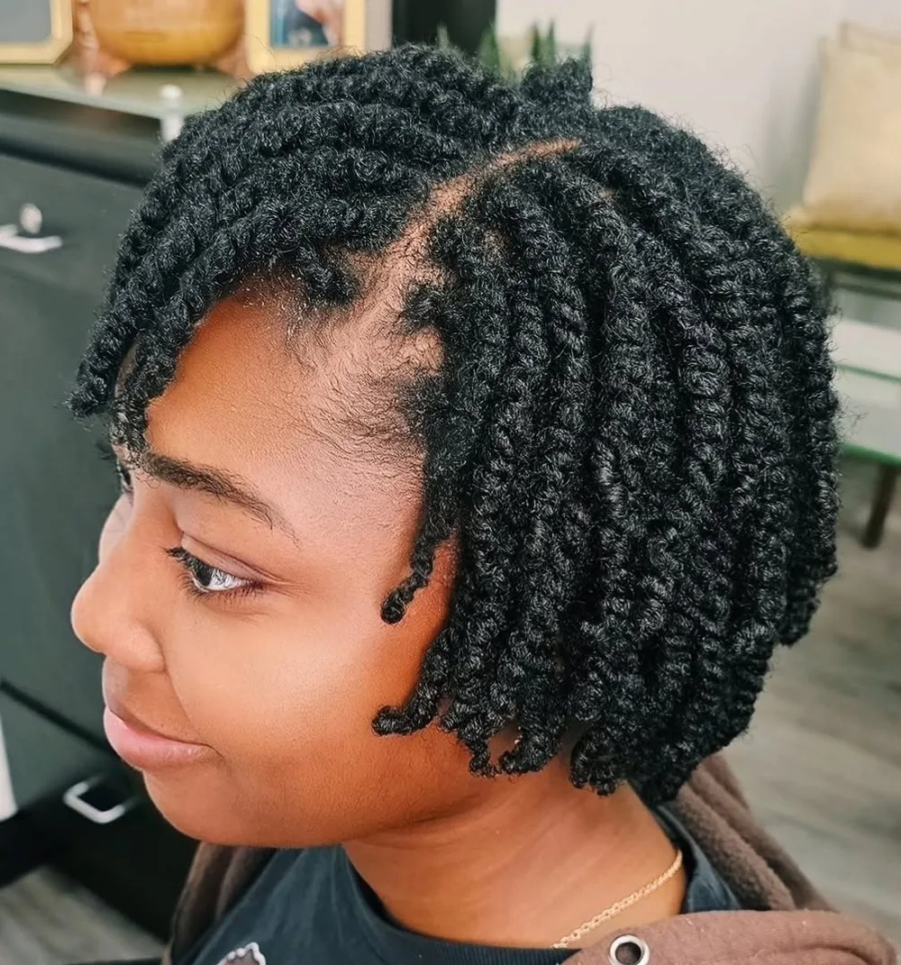 Two-strand twists courts bien réalisés sur cheveux afro naturels