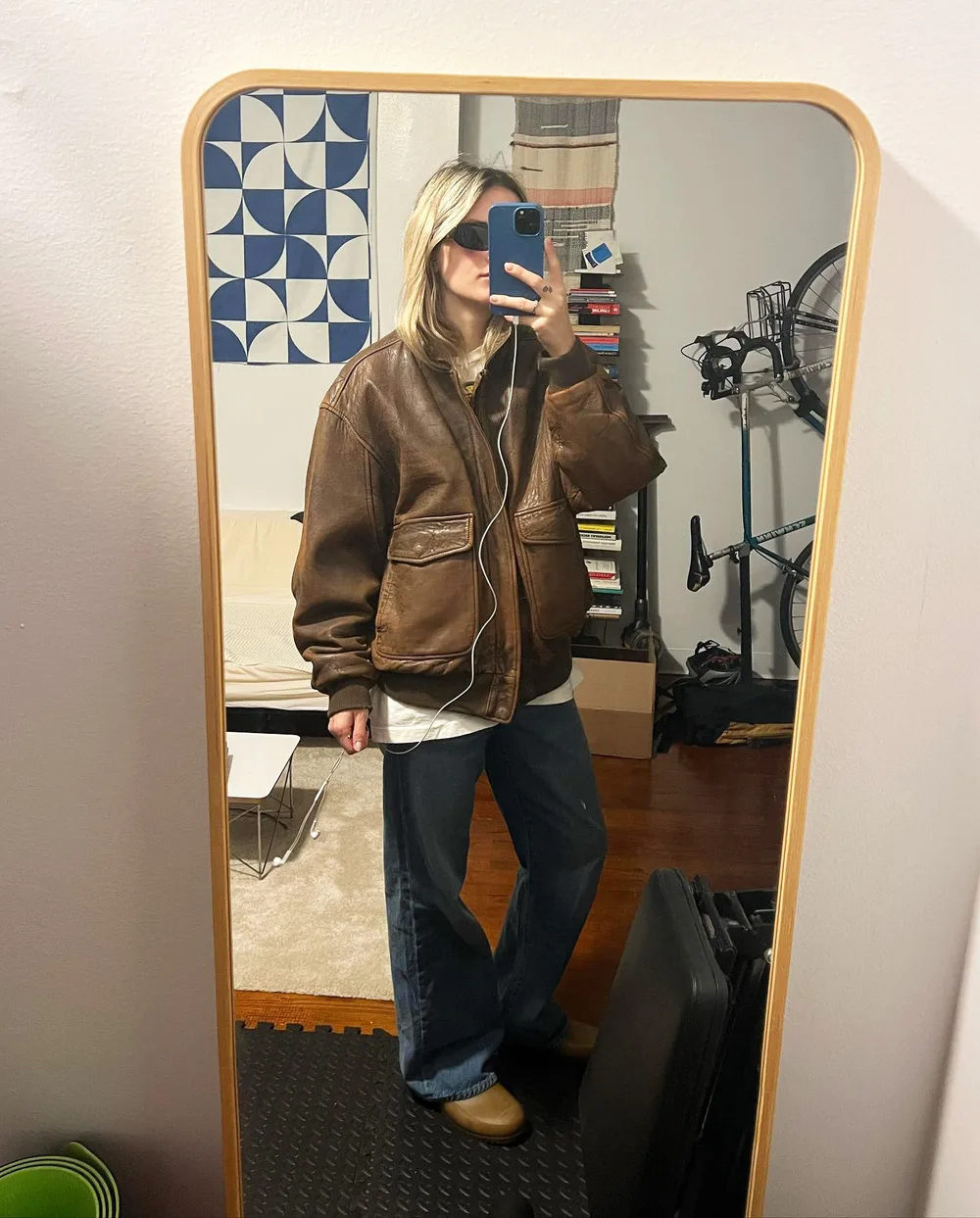 Veste en cuir oversize portée avec un jean baggy