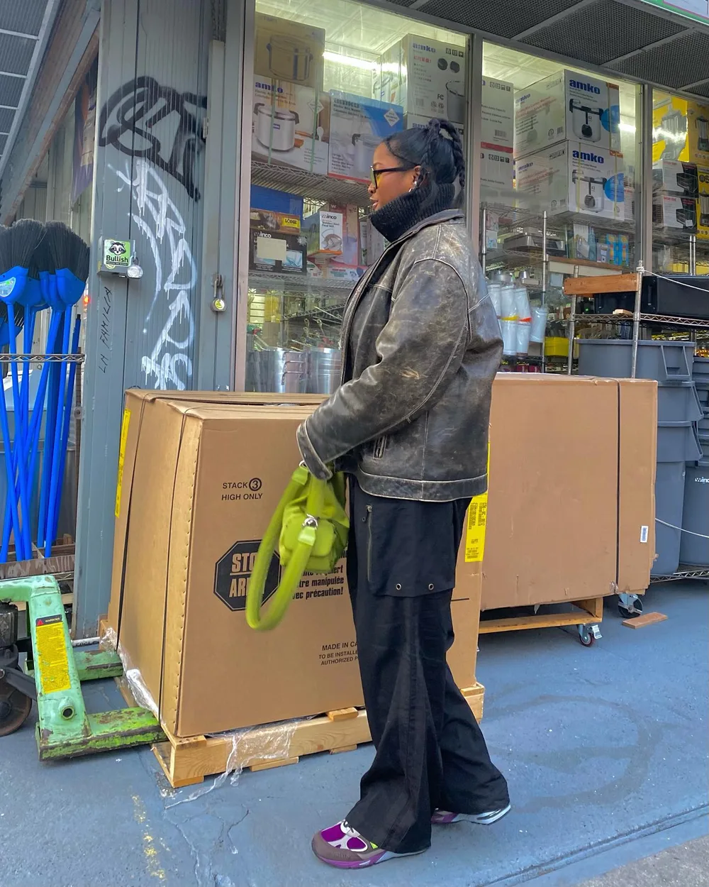 Veste en cuir portée avec un pantalon cargo