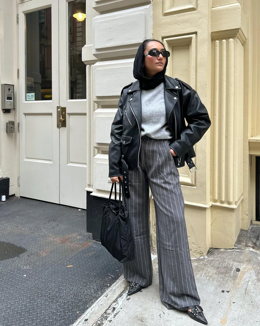 Veste en cuir portée avec un pantalon fluide oversize