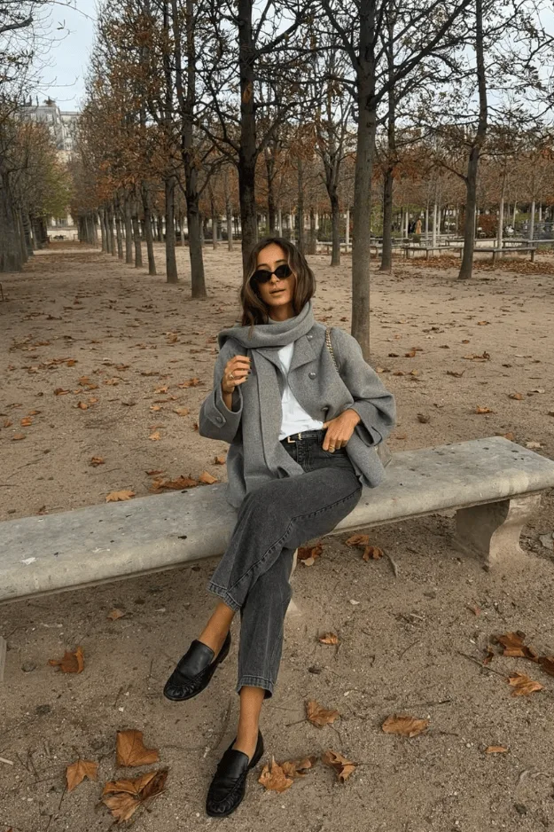 Blazer et pantalon gris portés en total look avec des mocassins