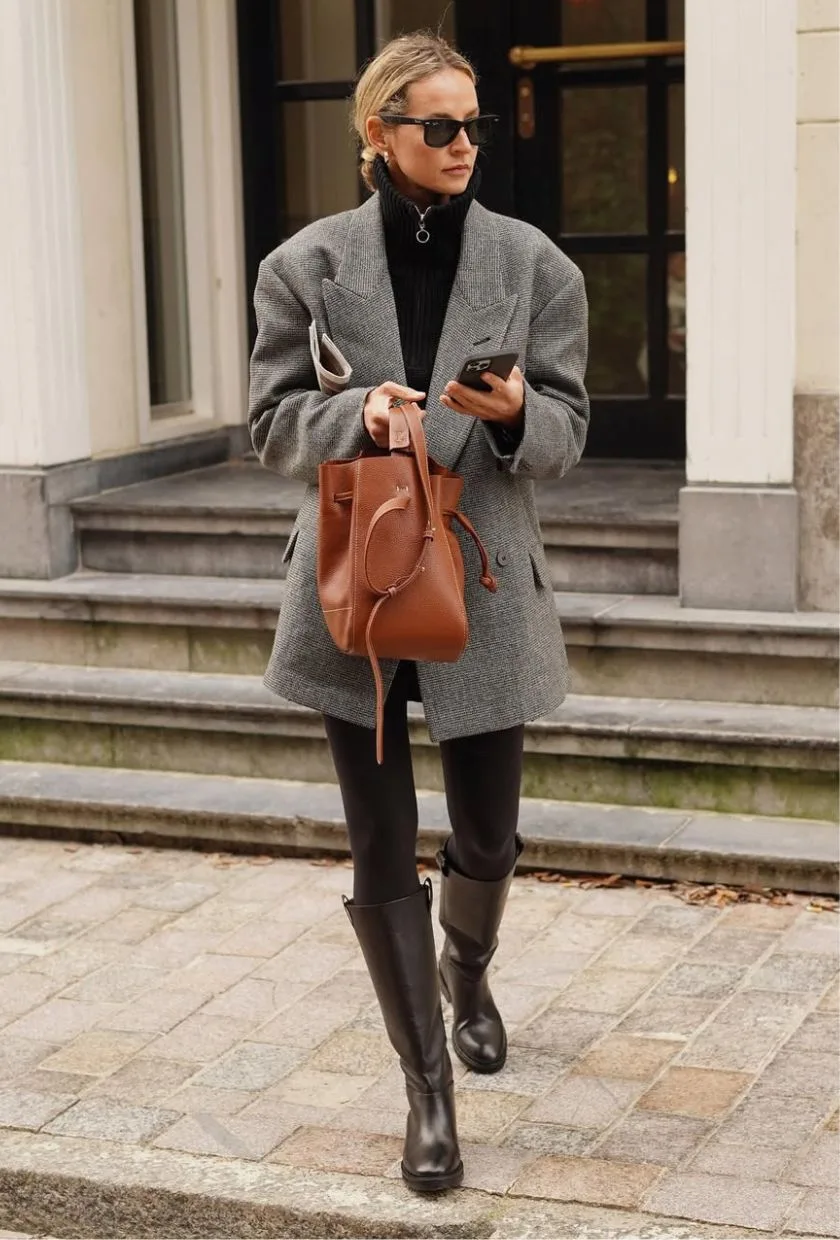 Blazer gris avec legging brun et bottes cavalières