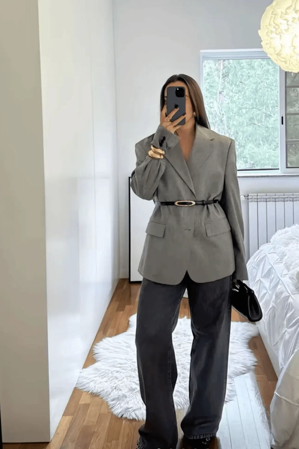 Blazer gris ceinturé porté avec un pantalon gris anthracite fluide