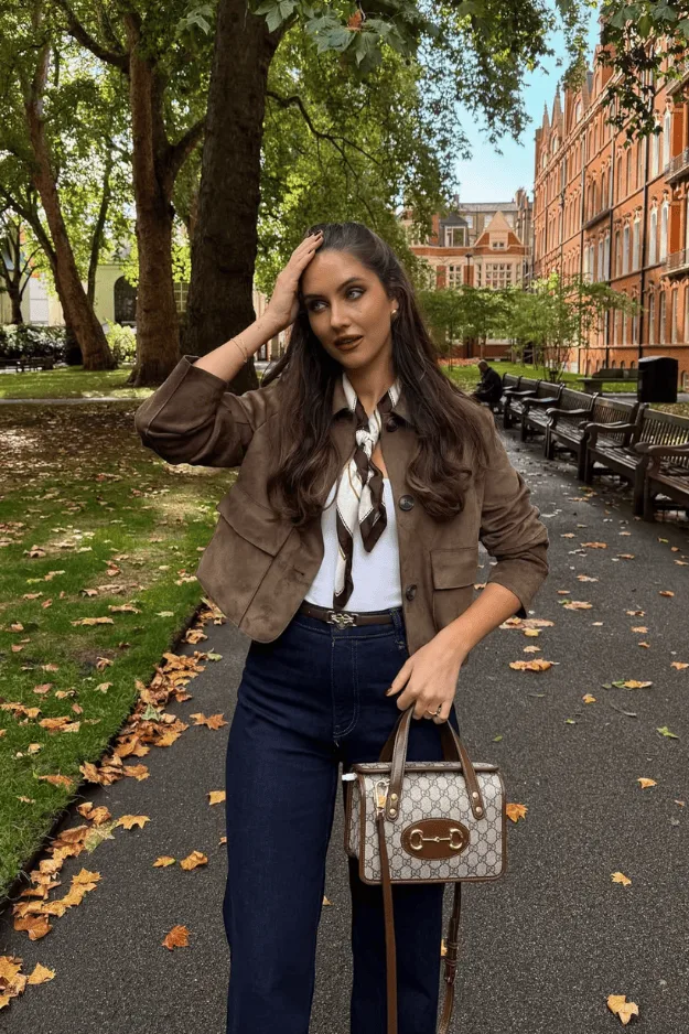 Blazer marron porté avec une chemise blanche et un pantalon marine