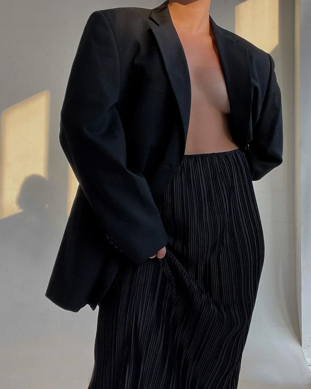 Blazer noir oversize avec jupe longue plissée noire et top ajusté