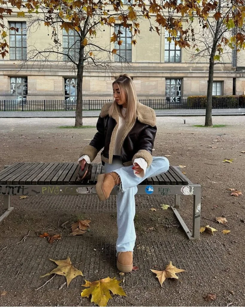Blouson aviateur marron avec jean large clair et bottines plateforme