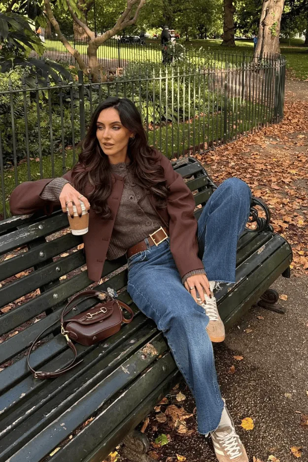 Blouson en cuir marron porté avec un jean brut