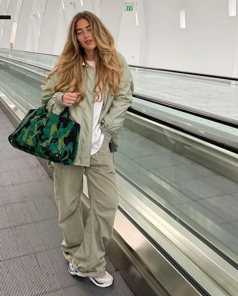 Bomber oversize gris avec pantalon cargo et baskets