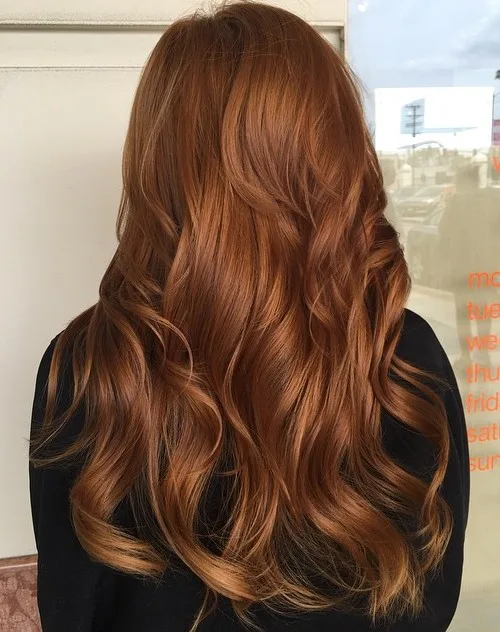 Boucles auburn cuivrées brillantes et volumineuses, longueurs de dos
