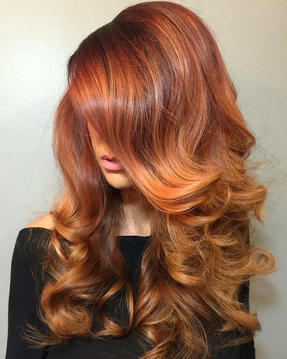 Boucles ginger fraise cuivré clair et lumineux, longues ondulations