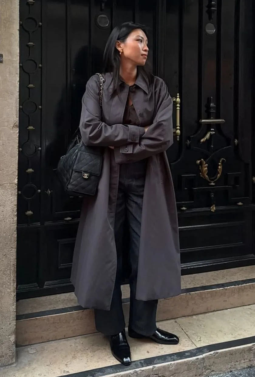 Car coat gris avec pantalon noir court et bottines
