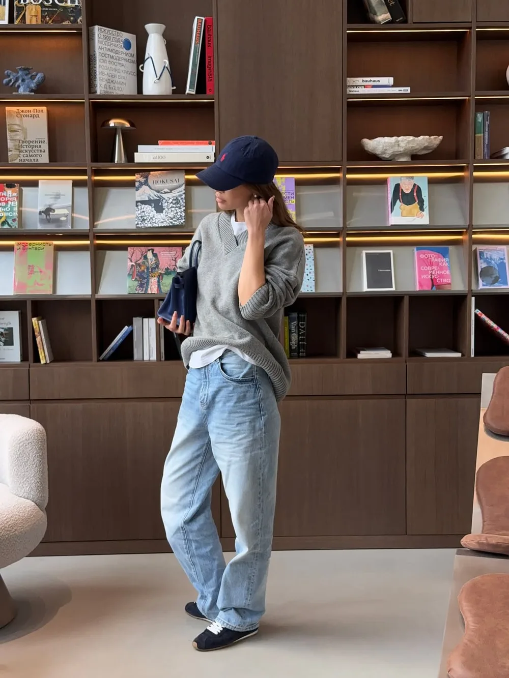 Cardigan gris sur tee-shirt blanc avec jean bleu ample, casquette et baskets