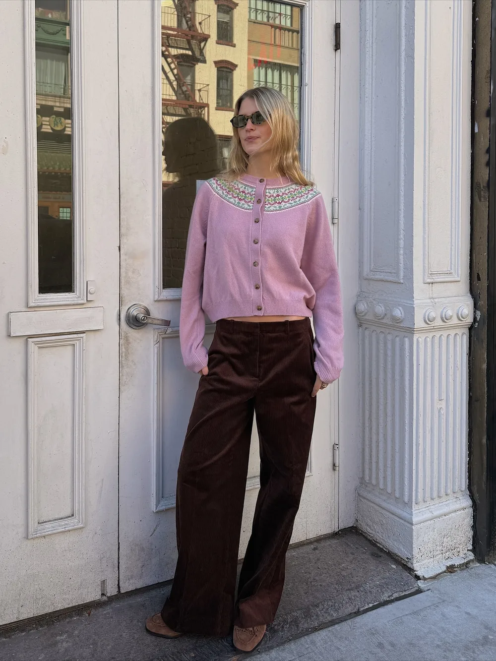 Cardigan rose avec pantalon fluide brun et mocassins