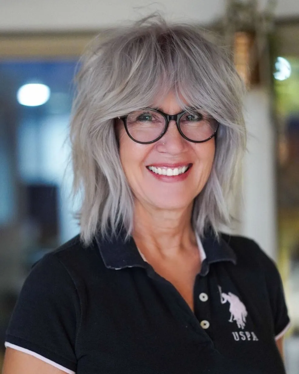 Carré argenté à frange sur femme de 60 ans portant des lunettes fines
