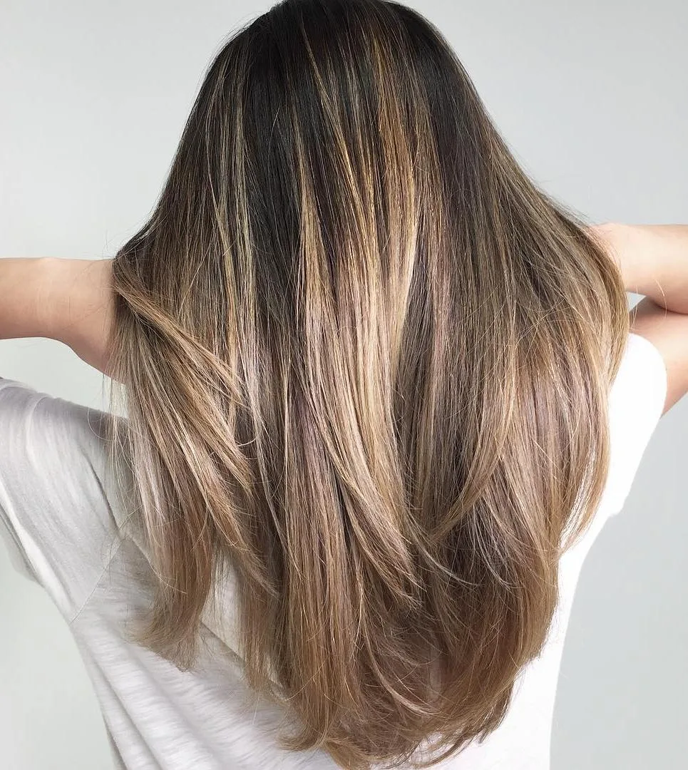 Carré long brun avec balayage bronde lumineux, coupe lob, de face