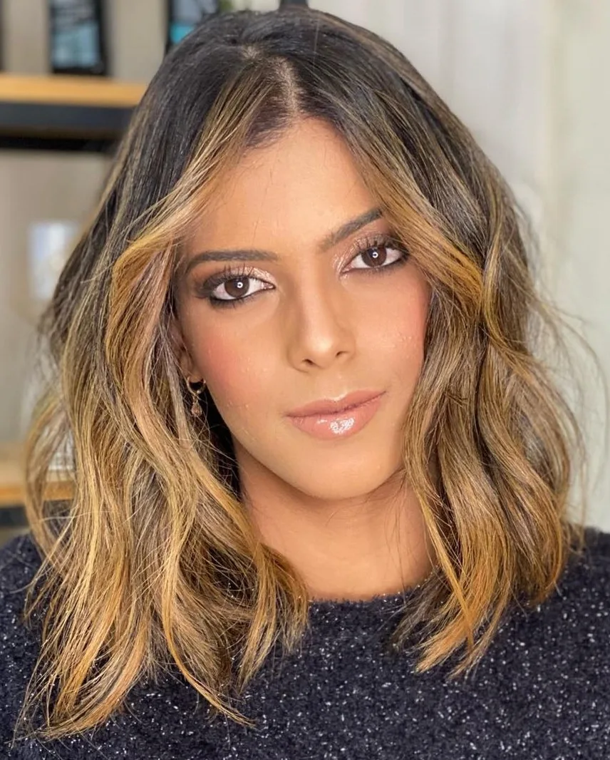 Carré long brun avec balayage caramel doré, coupe lob, de face