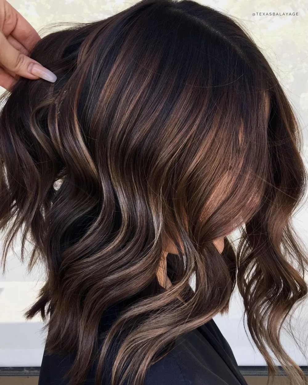 Carré long chocolat avec balayage dimensionnel, coupe lob ondulée, de profil