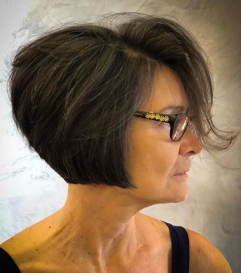 Carré plongeant blond dégradé sur la nuque, femme à lunettes