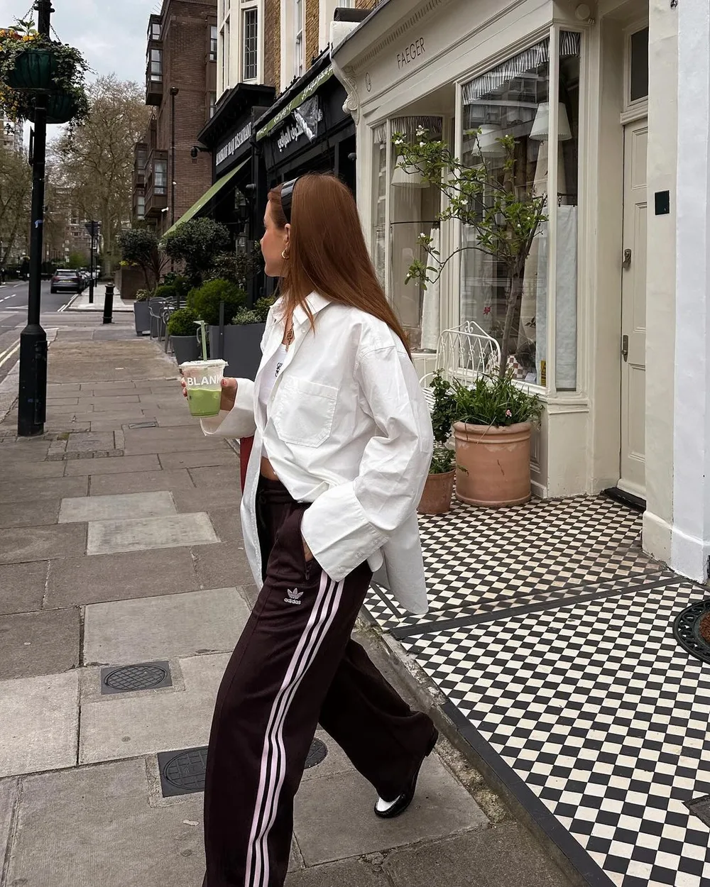 Chemise blanche portée avec un pantalon bordeaux à bandes