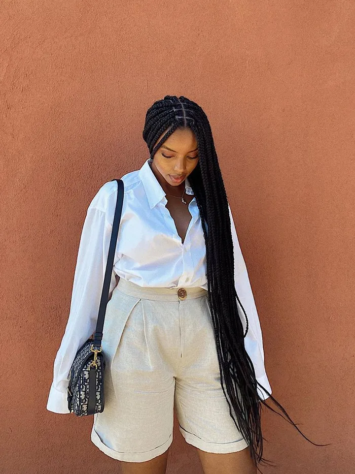 Chemise blanche portée avec un short beige et un sac