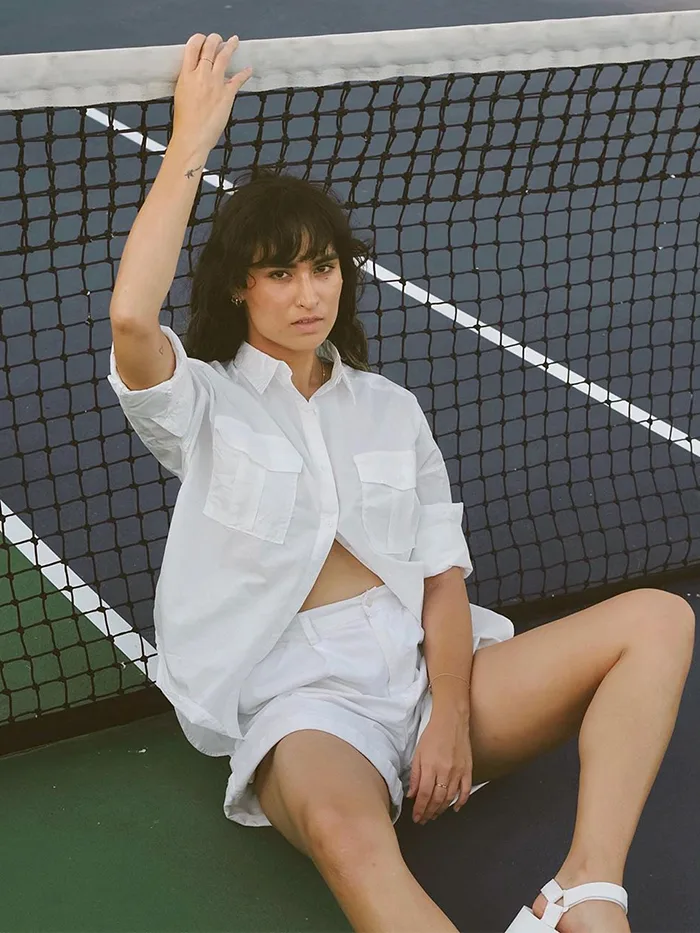 Chemise blanche portée avec un short blanc en total look