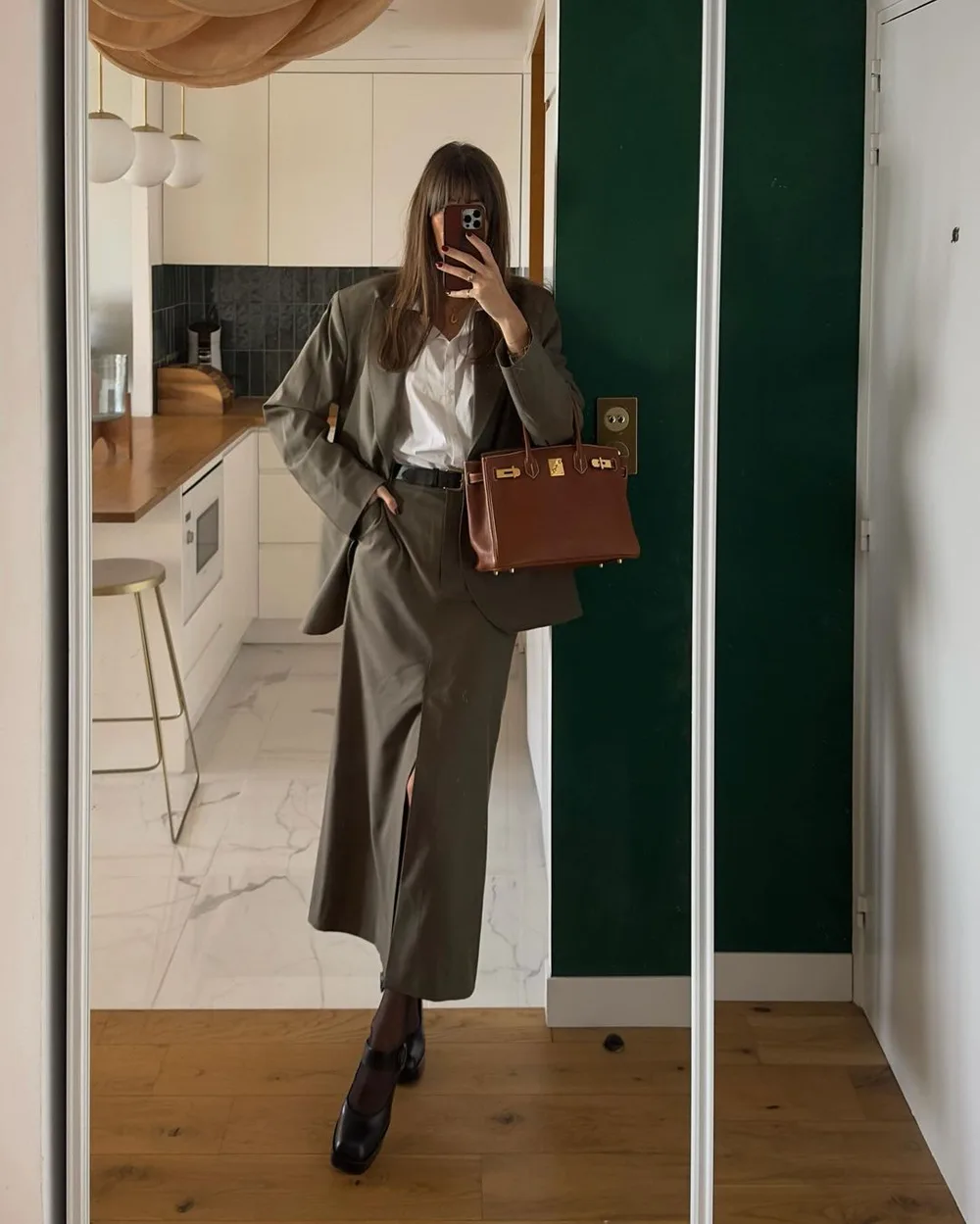 Chemise blanche portée avec une jupe longue kaki